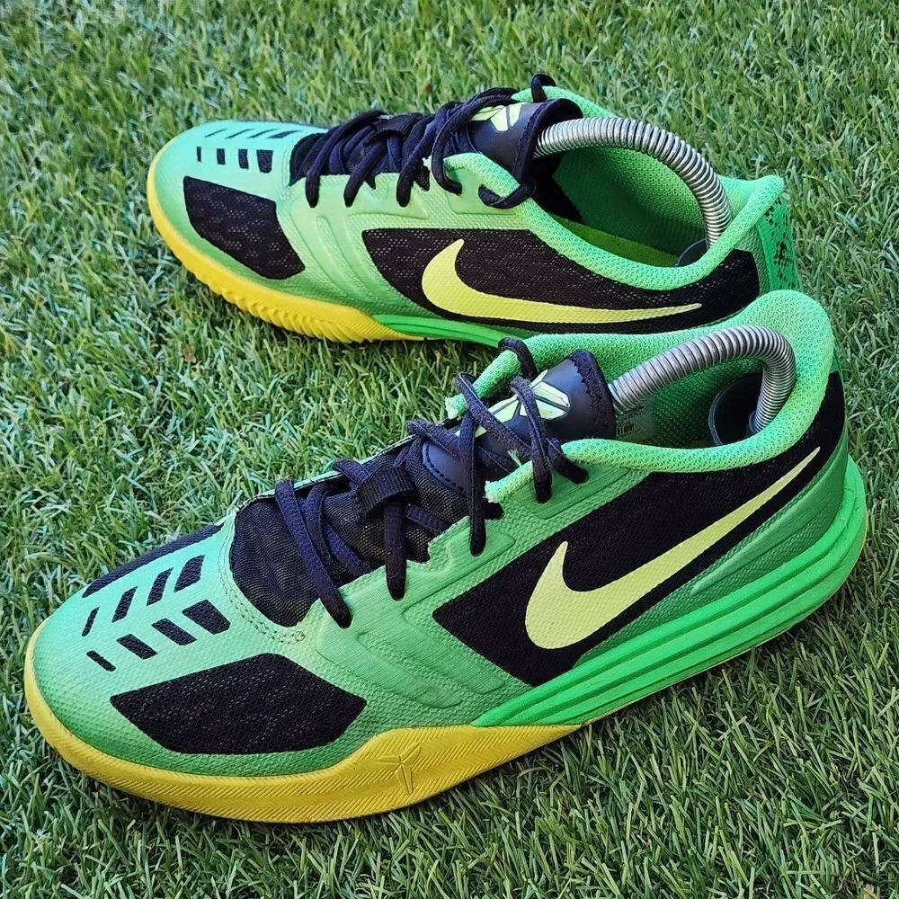 NIKE KOBE MENTALITY GS - Kids Sneakers - SIZE 6.Y